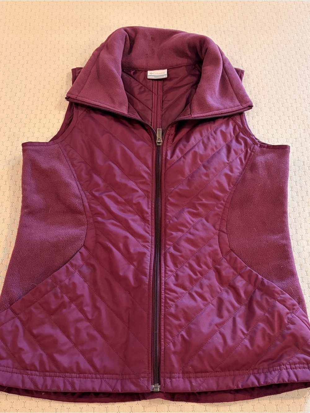 Columbia Women’s Size Medium Quilted Sleeveless Vest in Deep Plum/ maroon